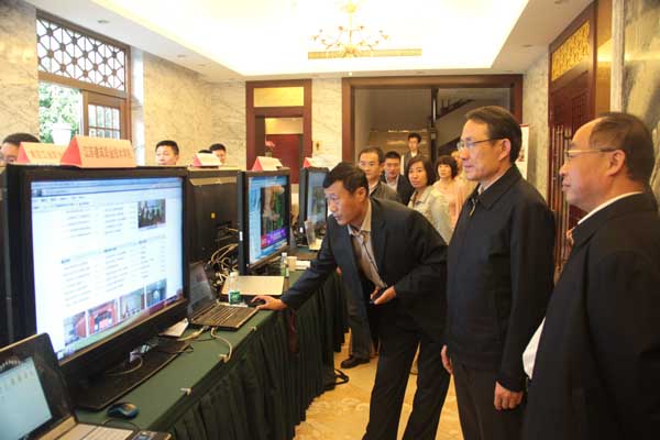 袁德明主任在我校展台前向教育厅沈健厅长、杨湘宁副厅长汇报信息化建设成果